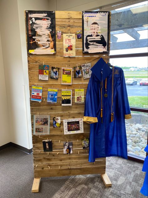 Boy Open House Ideas, Boys Open House Ideas, Open House Photo Displays, Open House Ideas For Seniors Decor, Boys Grad Party Ideas, Grad Party Photo Board, Pallet Graduation Display, Graduation Open House Decorations, Grad Party Table Display