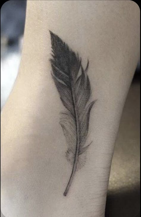 Feather Tattoo Wrist, Small Feather Tattoo, Tattoo Feather, Model Tattoo, Feather Tattoo Design, Muster Tattoos, Geniale Tattoos, Arrow Tattoos, Feather Tattoo