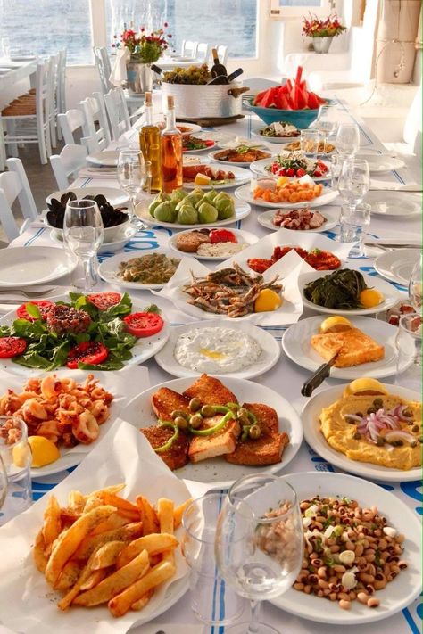 Greek food 📷👍 Brunch Wedding Food, Greek Feast, Greek Meze, Greek Recipes Authentic, Greece Food, Greek Dinners, Vacation Meals, Greek Desserts, Greek Restaurants