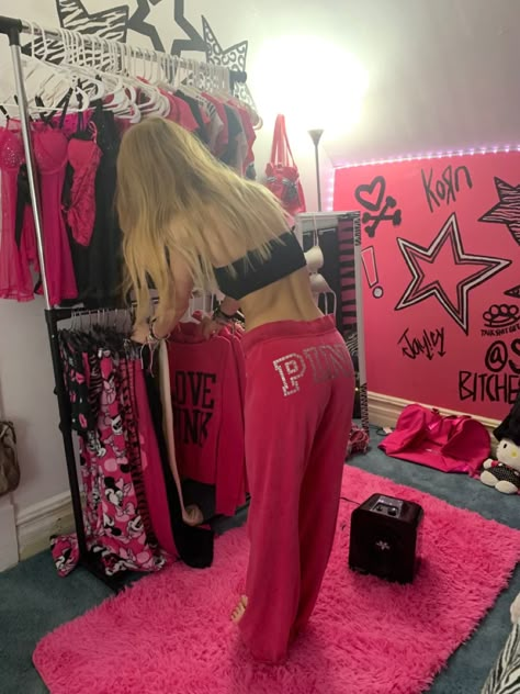 Trashy Y2k Vanity, Y2k Bulletin Board, Y2k Mcbling Room, Bratz Bedroom Aesthetic, 2000s Bimbocore Outfits, Mcbling Room Aesthetic, Y2k Pink Room, 2000s Bedroom Aesthetic, 2010 Room