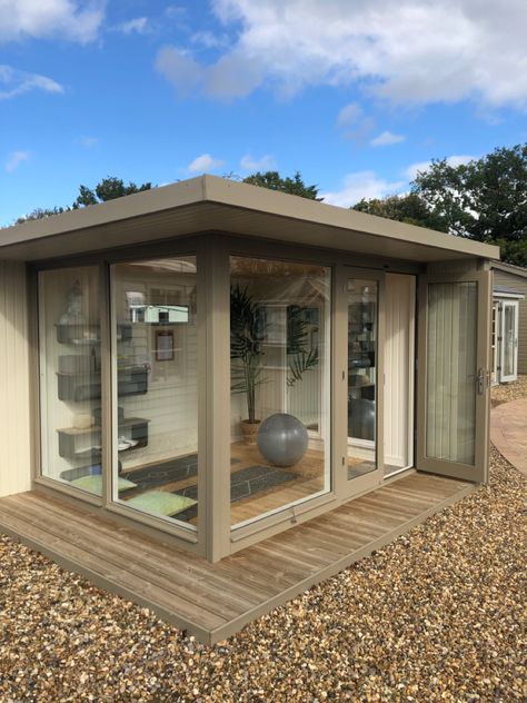 Outdoor Work Area, Small Shed Gym, Small Garden Room, Yoga Shed, Small Garden Office, Gym Shed, Luxury House Design, Dorm Room Decor Ideas, Outdoor Home Office