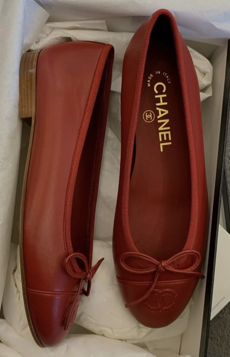 Chanel Ballerina Flats, Chanel Flats, Red Chanel, Patent Leather Ballet Flats, Shoes Heels Classy, Fantastic Shoes, Classy Shoes, Ballerina Shoes Flats, Shoe Boot Sandals