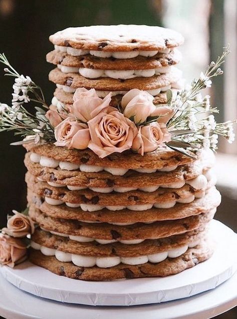 As we prepare to close out the year, we wanted to add to the sugar rush with some winter wedding cakes that are as sweet as your favorite Christmas pie. We are blown away year after year over the sheer creativity from cake artists and we are crushing hard on these cakes and think you will too. Cakes To Make, Christmas Pie, Wedding Cake Alternatives, Winter Wedding Cake, Winter Cake, Naked Cakes, Gorgeous Wedding Cake, Cake Trends