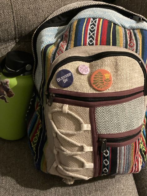 the silly! hippie backpack aesthetic and school bag decorating inspo FOR REAL Granola Bag Aesthetic, Granola Girl Backpack, School Backpacks Aesthetic, Vivi Aesthetic, Granola Life, Backpack Aesthetic, Girl School Supplies, Style Essence, Hippie Backpack