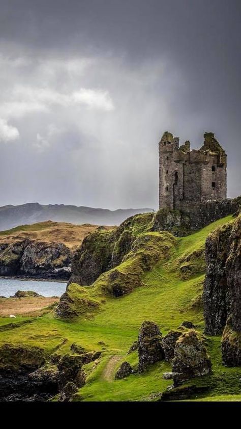 British Landscape, Old Castle, Scotland Castles, Abandoned Castles, Scottish Castles, Chateau France, Castle Ruins, England And Scotland, Beautiful Castles