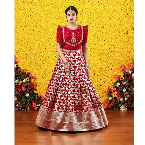 Benaras Lehenga, Benaras Sarees, Spy Stuff, Pattu Pavada, Langa Blouse, Mom Daughter Matching Dresses, Unique Dress Design, Half Saree Function, Langa Voni