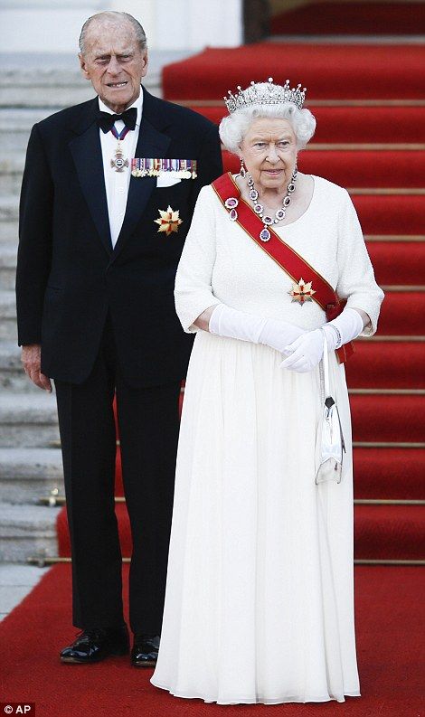 Prince Philip and the Queen await the arrival of guests on the steps of the presidential palace Ratu Elizabeth, Elizabeth Philip, Queen And Prince Phillip, Rainha Elizabeth Ii, Royal Family England, Clarence House, Elisabeth Ii, Princess Elizabeth, Prince Phillip