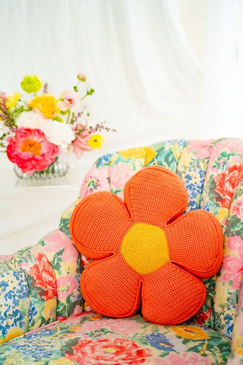 The Daisy Dream Pillow is a delightful addition to any porch chair, radiating charming flower power vibes. This beautiful cushion stands out as a statement piece, adorned with a crocheted border that elegantly mimics stylish piping, adding a touch of sophistication to its design.Ideal for beginners, this project is designed to be completed over a relaxing weekend. It offers a perfect opportunity for those new to crochet to hone their skills while creating a functional and eye-catching home decor Crochet Flower Pillow Pattern Free, Daisy Pillow Crochet Pattern Free, Funky Crochet Pillow, Flower Pillow Crochet Pattern, Flower Pillow Crochet, Daisy Pillow Crochet Pattern, Crochet Daisy Pillow, Crochet Daisy Cushion, Crochet Flower Pillow