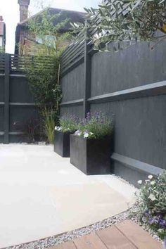 Garden Fence Colours, Fence Colours, Backyard Fence, Fence Styles, Walled Garden, Black Garden, Fence Paint, Farrow And Ball, Fence Decor