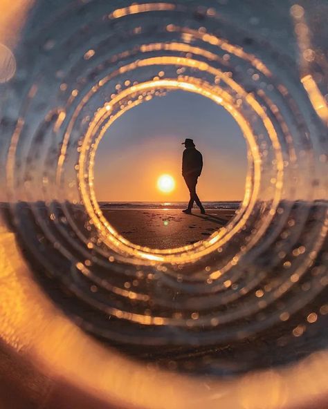 This is a really simple trick to make your golden hour photos more interesting and unique. All you need is a plastic bottle and some water! Unique Sunset Photography, Trick Photography Ideas Simple, Water Reflection Photography, Photography Facts, 2024 Beach, Editing Pics, Reflector Photography, Golden Hour Sunset, Creative Photography Projects