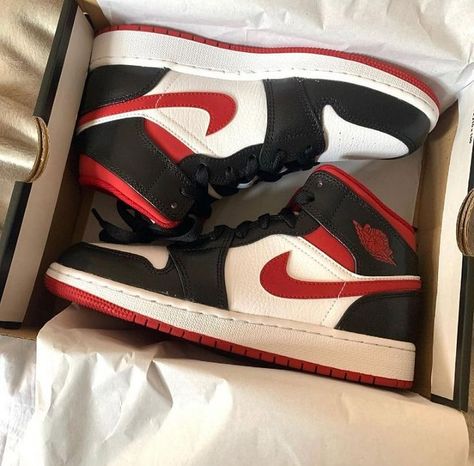 Jordan 1 Low Bred Toe, Kasut Nike, Jordan 1 Low Bred, Nike Fashion Shoes, Shoes Outfit Fashion, Nike Shoes Jordans, Cute Nike Shoes, Air Jordan 1 Retro High Og, Air Jordan 1 Retro High