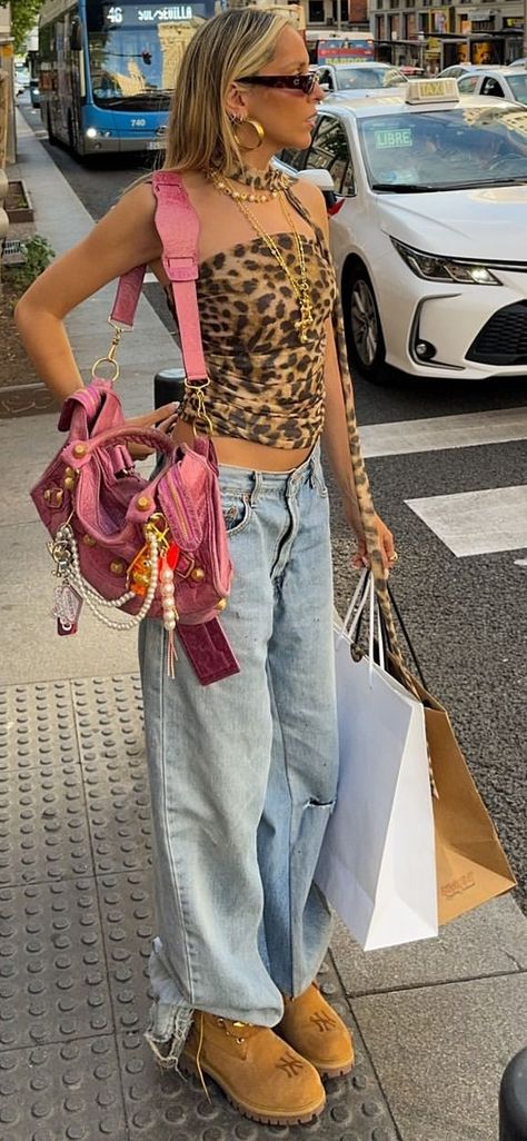 Street Style 2024 Summer Cool Girl Outfits 2024, Summer 24 Street Style, Y2k Fashion Street Styles, Street Wear Aesthetic, Y2k Street Style, La Street Style, Cool Girl Outfits, La Outfits, Christmas Outfit Ideas