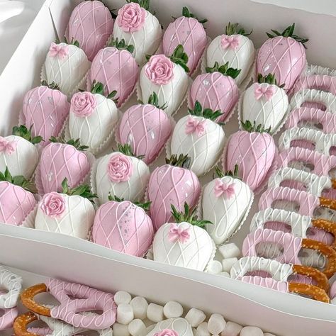 Pink Strawberry Chocolate, Pink And White Treats, Coquette Chocolate Covered Strawberries, Deserts For Birthday Parties, Coquette Dessert Table, Pink Sweets Table, Pink And White Strawberries, Coquette Treats, Bow Desserts