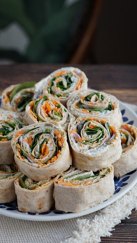 Gluten Free Dairy Free Pinwheels, Vegan Pinwheel Recipes, Veggie Hummus Pinwheels, Vegan Pinwheel Sandwiches, Hummus Pinwheels Vegan, Tortilla Pinwheels Recipe, Tortilla Pinwheels, Beach Snacks, Bagel Toppings