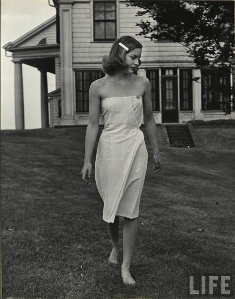 One of the most popular eras for reproduction and vintage wear, women's fashion in the 1940s combined style and practicality to achieve a la... Vintage Princess Aesthetic, 1940s Summer, Nina Leen, Vintage Outfits 50s, 1940s Women, 1940s Woman, 20th Century Fashion, Vintage Fashion Photography, French Fashion Designers