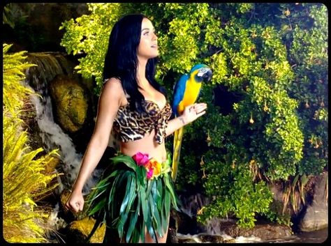 Roar Katy Perry Video Still with parrot Group Costumes Ideas, It Girl Wishlist, Jungle Photoshoot, Safari Christmas, Katy Perry Birthday, Branding Palette, Jungle Princess, Katy Perry Songs, Jungle Fashion