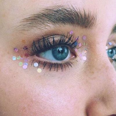 Glitter mania: 25 beauty looks à paillettes pour briller en festival. Pensez à faire étinceler vos paupières. Glitter Face Makeup, Festival Makeup Rave, Festival Make Up, Festival Makeup Glitter, Video Makeup, Alat Makeup, Flot Makeup, Festival Glitter, Glitter Face