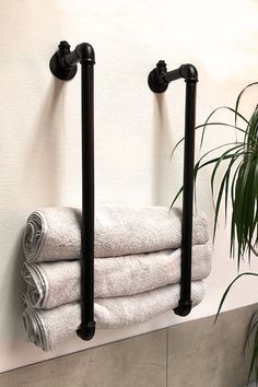 Industrial Wc, Bad Industrial, Diy Industrial Decor, Towel Rack Diy, Industrial Diy Decoration, Modern Industrial Apartment, Industrial Bathroom Decor, Modern Industrial Interior, Industrial Diy