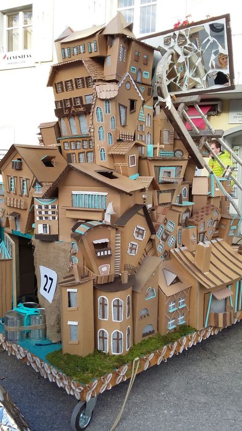 Cardboard Art Projects, Cardboard City, Carton Diy, Garden Art Ideas, Cardboard Box Crafts, Cardboard Sculpture, Cardboard House, Succulent Gardening, Garden Art Sculptures Diy