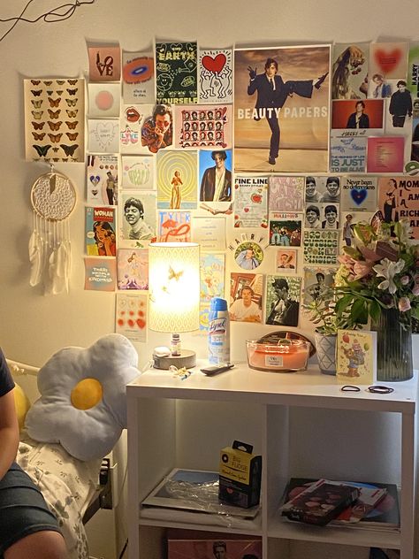 Harry Styles Room Inspiration, Harry Styles Aesthetic Bedroom, Harry Styles Room Decor Ideas, Harry Styles Themed Bedroom, Room Ideas Harry Styles, Harry Styles Inspired Bedroom, Harry Styles Bedroom Ideas, Bedroom Ideas Harry Styles, Harry Styles Gallery Wall