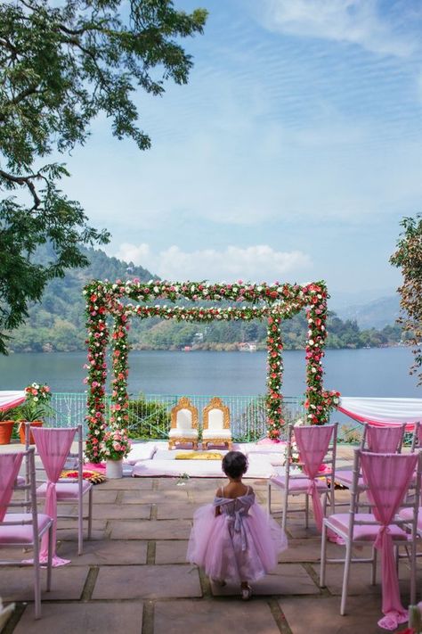 Minimal Yet Stunning Mandaps That Are Taking Our Breath Away For Intimate Weddings! Outdoor Mandap, Mandap Design, Desi Wedding Decor, Mandap Decor, Wedding Backdrop Decorations, Wedding Mandap, Wedding Inside, Wedding Planning Websites, Wedding Stage Decorations