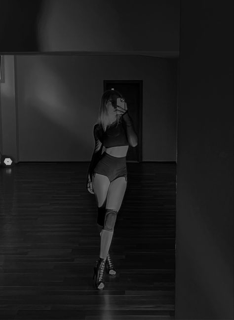 Dancing High Heels, Heels Dancing Aesthetic, Dance Heels Outfit, Turning Back Pose, Heels Dance Class Aesthetic, Woman Dancing Aesthetic, High Heels Dance Aesthetic, Heels Dance Aesthetic, Dance Shoes Aesthetic