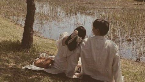 Fotografi Vintage, Vintage Couples, The Love Club, Ulzzang Couple, Aesthetic People, Howls Moving Castle, Cute Couple Art, Photo Couple, Aesthetic Images