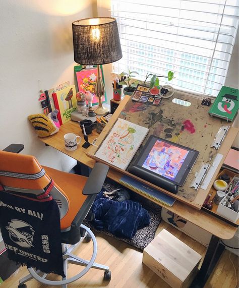 Art Workspace Aesthetic, Creative Desk Ideas, Mangaka Workspace, Art Desk Setup, Art Workspace, Workspace Aesthetic, Artist Room, Creative Desk, Desk Room