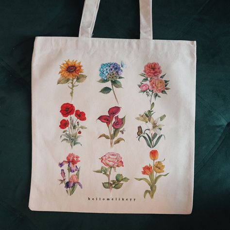 Tote bags botánicas ✨Son edición limitada! ✨👜 Para ir junto con tu calendario 2025, diseñé estas tres Tote Bags para que complementes tu look con un poquito de flores 🌸💐🌺 Tú eliges tu diseño favorito 🤩 Todas las Tote Bags estan hechas de loneta super resistente que carga hasta tu Laptop y un par de libros juntos! 📖📚 Ya puedes comprarlas en mi pagina que está en mi bio! Son edición limitada así que, corre por la tuya! 🎁 Gracias infinitas por todo el apoyo, siempre. Esto es para ustedes ... Tote Bags, Laptop, Quick Saves