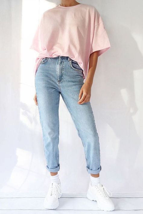 There are several approaches you can take to wearing a pink t-shirt with trousers. Light blue jeans are an excellent way for men to counteract the femininity of the pink shirt. Denim in darker shades can also look good, but it's best to stay away from anything that's too light or too faded. #pinktshirtwithjeans #jeanswithpinktshirt Pink Tshirt Aesthetic, Pink Oversized T Shirt Outfit, Pink Oversized Tshirt Outfit, Style Oversized Tshirt Jeans, Oversized Tshirt And Jeans Outfit, Pink Tshirt Outfit Casual, Loose T Shirt Outfit, How To Style Oversized Tshirt With Jeans, Baggy Tshirt Outfit Oversized Tee