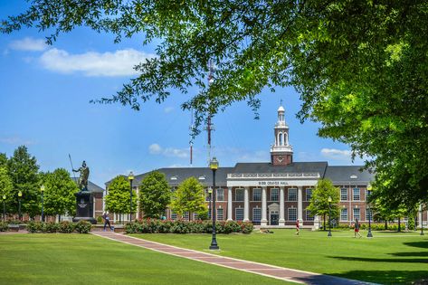 11 Breathtaking Places On Troy University's Campus - The Odyssey Online Campus Background, Anime University, University Background, Tokyo Aesthetic, Troy University, Luton Town, Comic Layout, 3d Architecture, Breathtaking Places