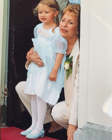 Gigi Hadid on Instagram: “OMA 💙☁️ FOREVER” Gigi Hadid Childhood, Gigi Hadid Boyfriend, Gigi Hadid 2014, Bella Gigi Hadid, Gigi Hadid Outfits, Vogue Magazine Covers, High Waisted Tankini, Bella Hadid Outfits, Hadid Style