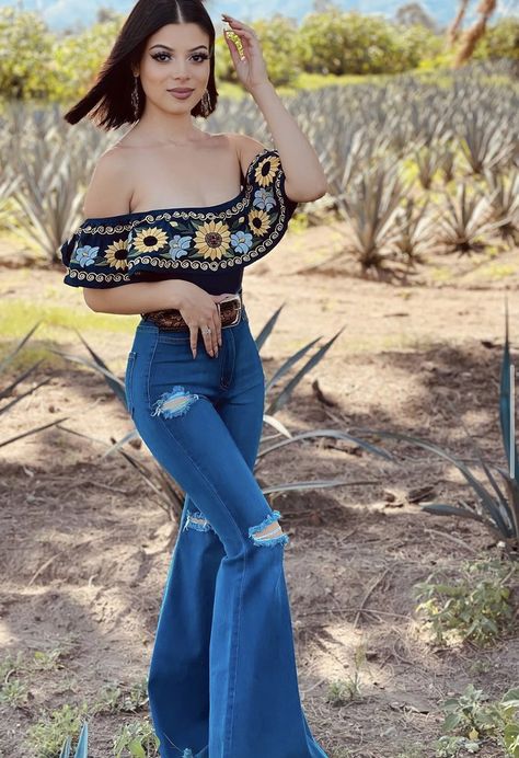 Vaquera Outfit Mexican Women, Ranchero Outfits Women, Mexican Outfits For Women, Vaquera Outfit Mexican, Surprise Dance Outfits, Jaripeo Outfits, Takuachita Outfits, Takuache Girl Outfits, Vaquera Outfits