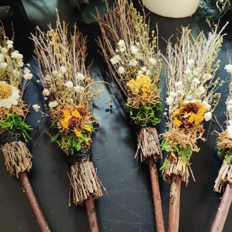 🧙🌿✨The sweetest lil witchy brooms have just been created with my two hands. Magical witchcraft tools made for you by me! ✨These are perfect for your altar to cleanse away stale and negative energies. . . . . . . . . . . . . . . ...#halloween #spooky #horror #halloweencostume #spookyseason #october #happyhalloween #art #halloweenmakeup #pumpkin #trickortreat #fall #love #makeup #halloweendecor #cosplay #scary #autumn #horrormovies #halloweenparty #photography #witch #michaelmyers #costume #cre... Witches Diy Decoration, Harvest Display, Easy Thanksgiving Table Decor, Witchcraft Tools, Thanksgiving Table Decor Ideas, Fall Feast, Halloween Witch Brooms, Witches Halloween Party, Halloween Brooms