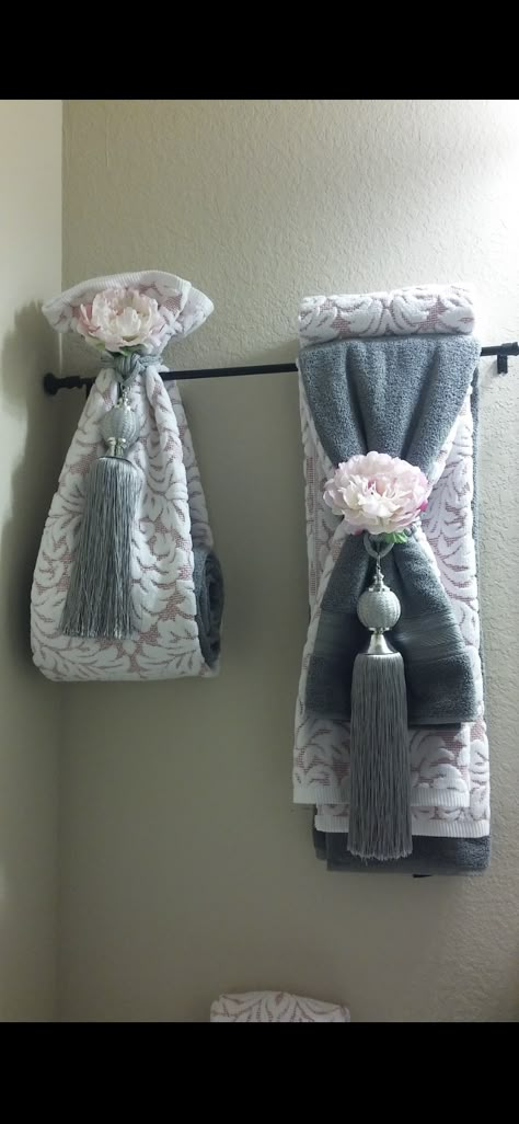 Hand Towel Decor, Towel Designs In Bathroom, Bath Towels Display Hanging, How To Hang Bathroom Towels Decoratively, How To Decorate Bathroom Towels, Decorative Bath Towels Display, Towel Decorating Ideas, Towels In Bathroom Decorative, Decorative Towels In Bathroom Display