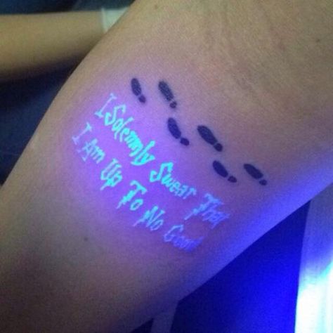 Marauders Map Tattoo, Uv Tattoos, Black Light Tattoo, Wörter Tattoos, Hp Tattoo, Uv Tattoo, Hidden Tattoos, Potter Tattoo, Light Tattoo