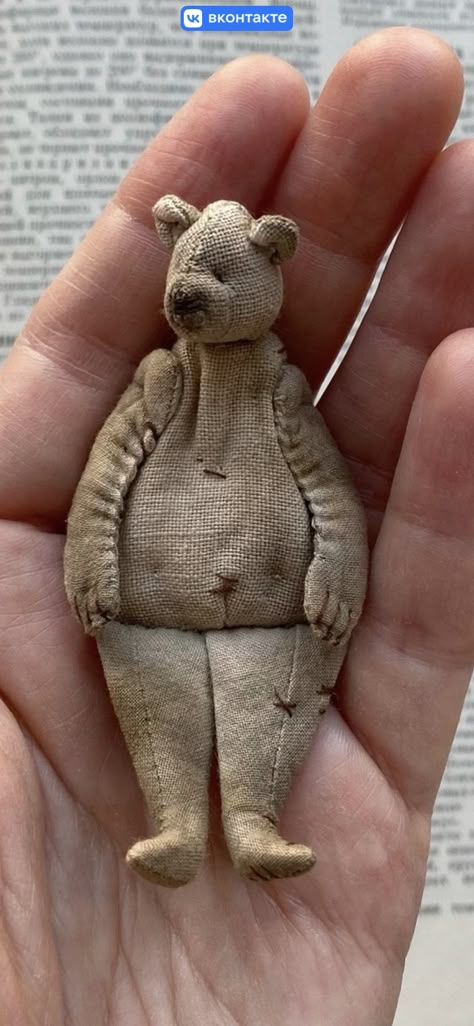 Antique Stuffed Animals, Tiny Stuffed Animals, Art Dolls Animals, Primitive Bear, Sewing Animals, Куклы American Girl, Bear Sewing Pattern, Craft Sculpture, Small Teddy Bears