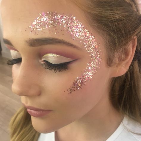 Girlish Makeup, Glitter Face Festival, Karneval Diy, Coachella Makeup, Festival Makeup Glitter, Glitter Bar, Gold Makeup Looks, Face Glitter, Festival Face