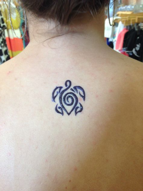 Turtle henna tattoo Turtle Henna, Hawaiian Turtle Tattoos, Cool Henna Designs, Cute Henna Tattoos, Body Tattoo Design, Hawaiian Turtle, Small Henna, Turtle Tattoo Designs, Henna Inspired Tattoos