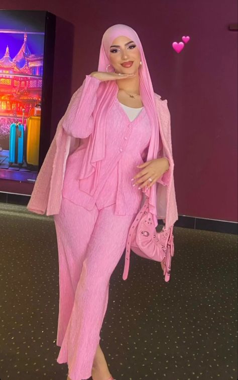 #barbie #modestclothing Barbie Fashionista Clothes, Hijabi Barbie Outfit, Dubai Fits, Hijab Barbie, Hijabi Barbie, Outfits Uggs, Rich Girl Outfit, Hijab Streetwear, Fashion Outfits Hijab