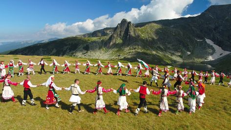 Bulgarians tried to set a record for the biggest mountain horo. The event took place on a large meadow at the fifth of the Seven Rila Lakes - Kidney. There were dancing ensembles with costumes from the 7 ethnographic regions of Bulgaria. The idea is to promote the beauty of our country as well as our national traditions, folklore and culture, and with the mountain horo the organizers will apply for a Guinness World Record. Balkan Folklore, Bulgarian Folklore Art, Bulgaria Landscape, Serbian Folklore Dance, Balkan Culture, Bulgarian Art, Bulgarian Mountains, Serbian Wedding, Seven Rila Lakes