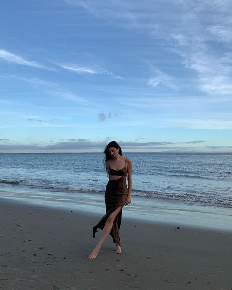 Pose Beach Ideas Instagram, Sea Poses Photo Ideas, Sea Poses, Boracay Outfit, Beach Photoshoot Outfits, Beach Photo Inspiration, Beach Poses Instagram, Beach Instagram Pictures, Summer Poses