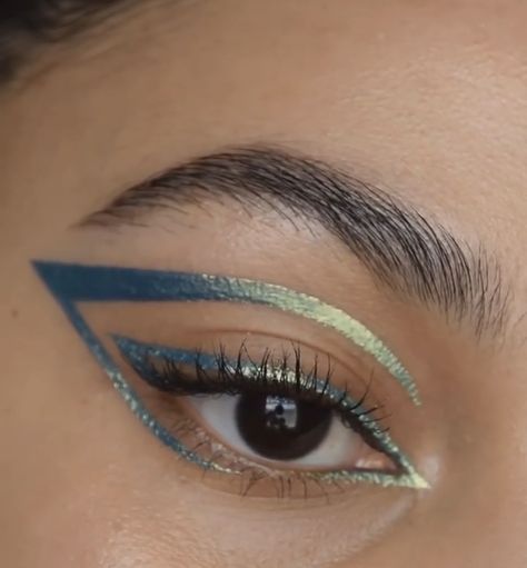 Metallic Graphic Liner, Chromatic Eyeliner, Iridescent Eyeliner, Alien Eyeliner, Duochrome Eyeshadow Looks, Multichrome Eyeliner, Duochrome Eyeliner, Duochrome Makeup, Galactic Makeup