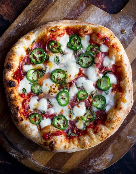 Pizza With Hot Honey, Jalapeño Pizza, Hot Honey Pizza, Honey Pizza, White Pizza Sauce, Chimichurri Sauce Recipe, Pizza Oven Recipes, Spicy Pizza, Smoked Pork Ribs