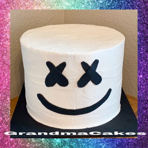 Marshmallow Head Cake Marshmallow Man Cake, Marshmallow Dj, Marshmallow Face, Dj Cake, Cake Decorating Party, Fortnite Cake, Marshmallow Cake, Dj Marshmello, Artist Cake