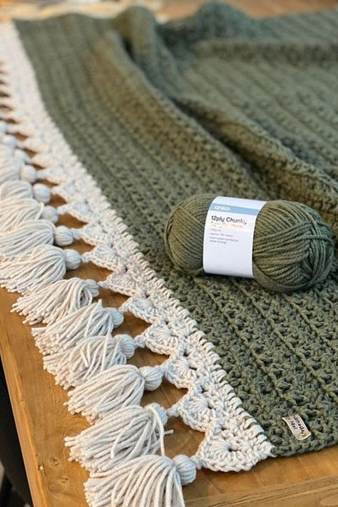 Kmart chunky yarn: how to crochet a blanket | Better Homes and Gardens Cowboy Copper, Crochet Throw Pattern, Mom Cut, Crocheted Blanket, Confection Au Crochet, Mode Crochet, Crochet Blanket Designs, Haken Baby, Pola Sulam