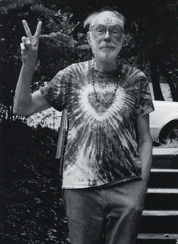 This hippie is living his life just the way he wants! Peace, man! Hippie Style Men, Chicago Seven, Hippie Men, Peace Fingers, Hippie Life, Hippie Love, Hippie Art, Hippie Outfits, Save The Planet