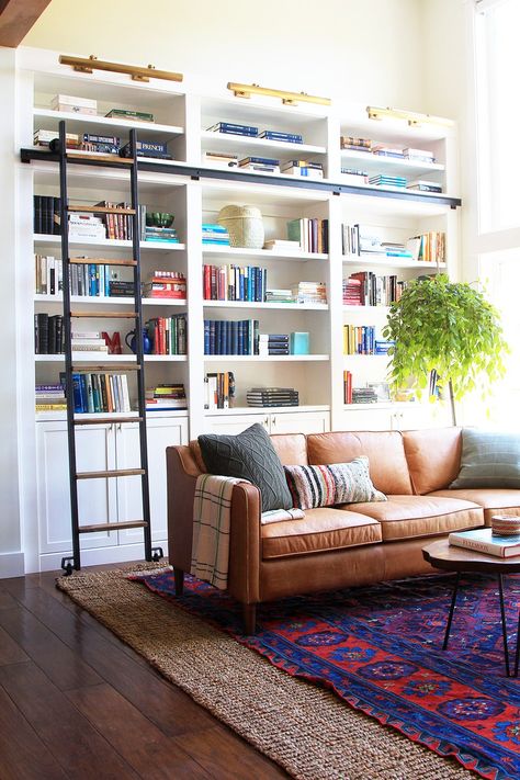 Designer Jenny Komenda's living room, where a statement rug inspired the rest of the room's design | archdigest.com Furnitur Ruang Keluarga, Room Photo, Home Libraries, Family Room Design, Living Room Leather, Built In Shelves, Design Living Room, Style At Home, A Living Room