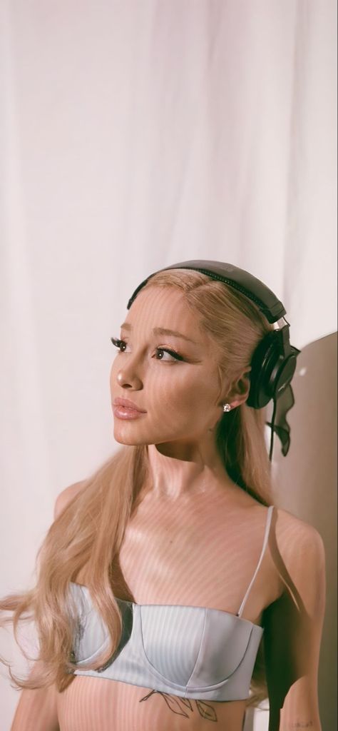 Ariana Grande Aesthetic Wallpapers, Adriana Grande, Ariana Grande Anime, Ariana Grande Lockscreen, Ariana Grande Background, Ariana Grande Images, Ariana Grande Fans, Ariana Grande Cute, Ariana Grande Style