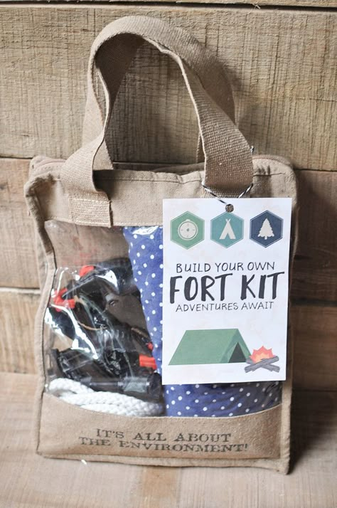 Make your own DIY Fort Kit Gift for Kids with this easy DIY tutorial that includes a printable gift tag. Just print it out and attach it to a bag filled with a sheet, clamps, and rope! Your son will love this DIY gift idea. Any boy in elementary school will love this present for Christmas or his birthday. Even girls will love getting this adventurous Christmas gift. Encourage camping, engineering, and more with this intentional non-plastic gift! - Our Handcrafted Life Diy Fort, Fort Kit, Diy Gifts For Christmas, Kids Gift Baskets, Diy Gifts For Men, Free Printable Gifts, Free Printable Gift Tags, Heart Diy, Gift Tags Diy